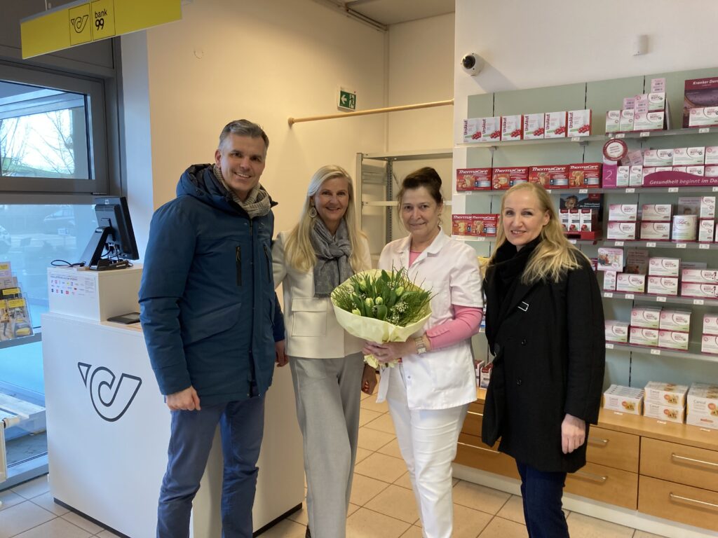 Die ersten Post Kunden in der Apotheke Gießhübl