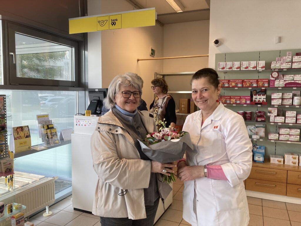 Die ersten Post Kunden in der Apotheke Gießhübl