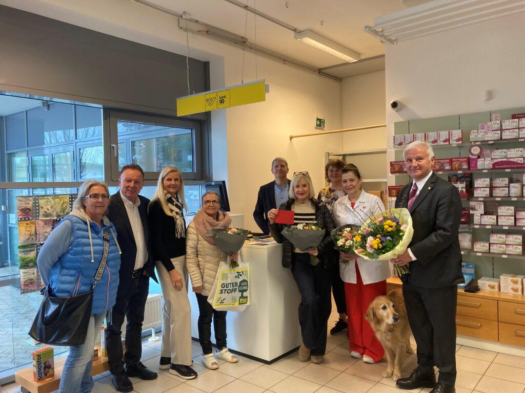 Posteröffnung - Gratulation von den ersten KundInnen